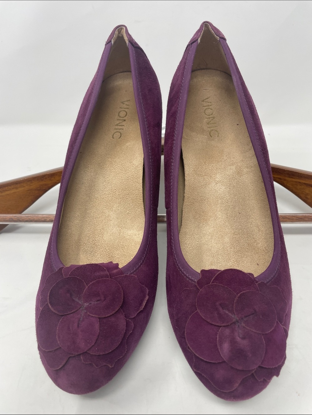 Vionic Plum Suede-Like Wedged Heel Pump Size 10 Excellent Condition
